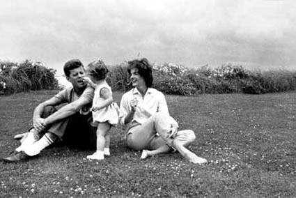 Kennedy-family-on-beach-hyannis-port-1059_425